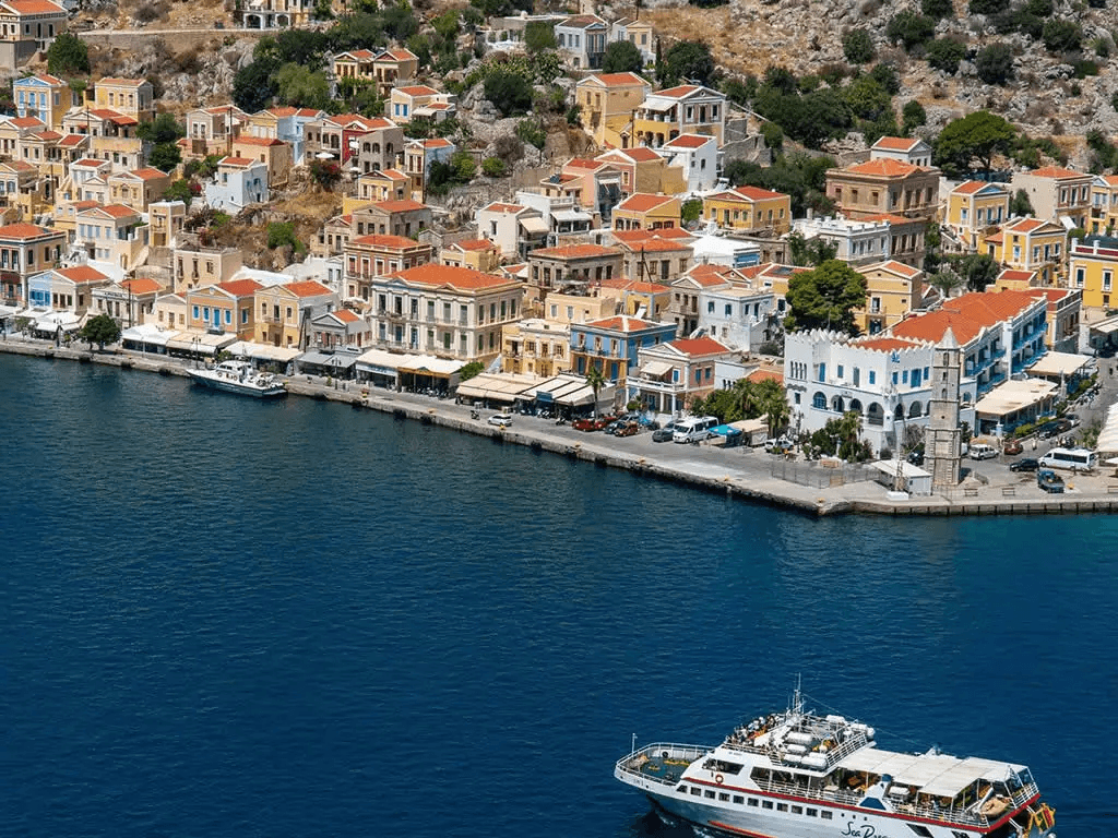Symi limanına yaklaşan feribot