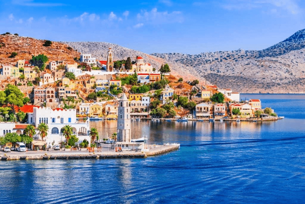 Symi limanı ve saat kulesi