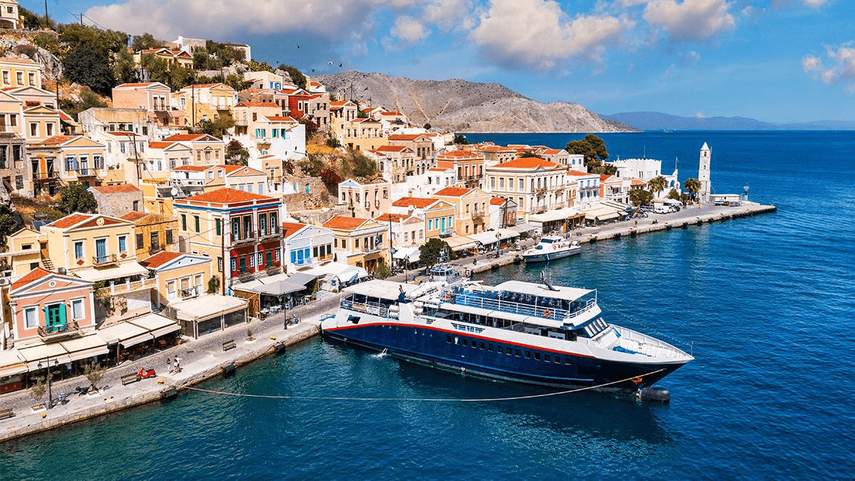 Symi iskelesinde feribot — premium ada deneyimi